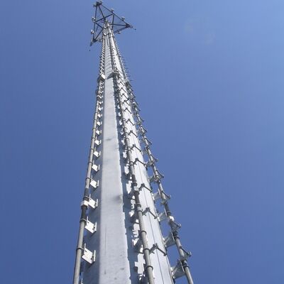 Monopole Tower de acero diseñado con las normas ANSI TIA 222 G H F y EN 1991 1 4 para el soporte de infraestructuras de telecomunicaciones