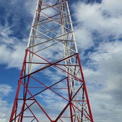 Fuera del palo galvanizado autosuficiente de las telecomunicaciones del acero 22 de la torre de antena solar de la rejilla 32 los 42M 4G 5G