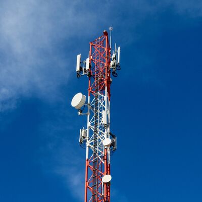 Torre Tubular de Acero de 30M y 3 Patas Diseñada para Aplicaciones de Telecomunicaciones, Microondas, Monitoreo, Observación y Seguridad