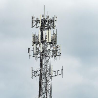 Torre de acero tubular de 3 patas de alta resistencia con tratamiento superficial galvanizado en caliente para una infraestructura de telecomunicaciones duradera