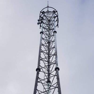 Mástil galvanizado de torre de acero tubular de 3 patas autoportante de telecomunicaciones adecuado para comunicación por microondas al aire libre 5G 4G