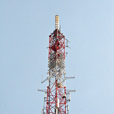 Torre de acero tubular galvanizada de 3 patas de alta resistencia diseñada para una larga vida al aire libre 5G 4G Microondas1