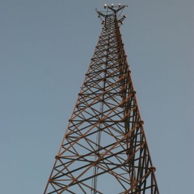 Torre de comunicación de acero de encargo tubular de la altura los 20-100m de 3 patas para proyectos de ingeniería globales