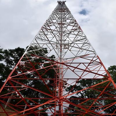 Torre galvanizada de telecomunicaciones en inmersión caliente angular de bajo mantenimiento de 3 patas vida de servicio de 30 años