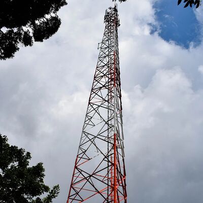 Torre de comunicación larga angular del acero inoxidable de la vida de servicio de 3 piernas resistente a la corrosión para el área costera