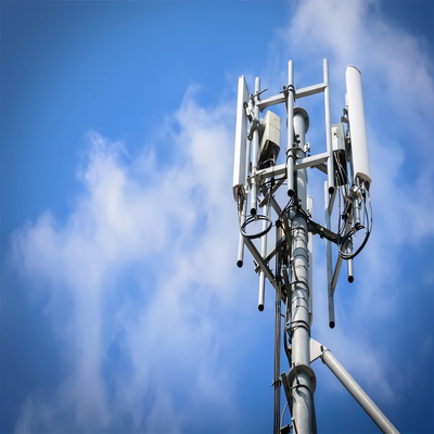Torre monopolo liviana en la azotea de 25M, 30M y 40m para densificación urbana de células pequeñas 5G con huella de base pequeña y acero galvanizado