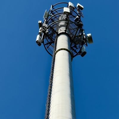 Torre monopolo de telecomunicaciones de grado industrial de 20 a 40 m con escalera de ascenso interna y plataforma de mantenimiento para estación base de ciudad inteligente urbana