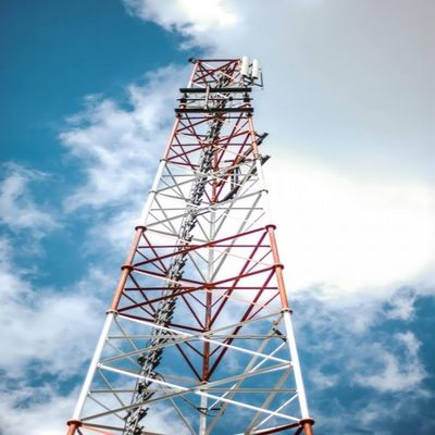 Torre de telecomunicaciones autoportante de 3 piernas de acero triangular con rejilla