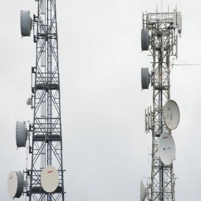 4 piernas Ángulo de acero de hierro de auto-apoyo de la red de telecomunicaciones torre y Internet ISP inalámbrico 5G torre de antena