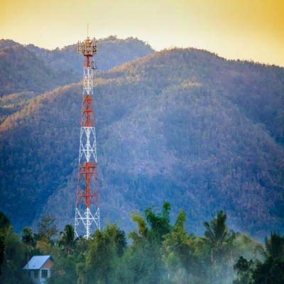 4 piernas Ángulo de acero de hierro de auto-apoyo de la red de telecomunicaciones torre y Internet ISP inalámbrico 5G torre de antena