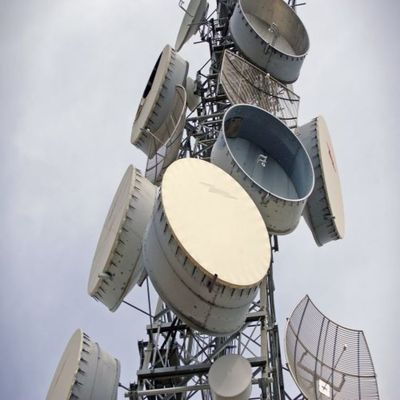 Torre de telecomunicaciones móviles angular de acero de 72 m 4 piernas ASTM A36 A572 Gr50