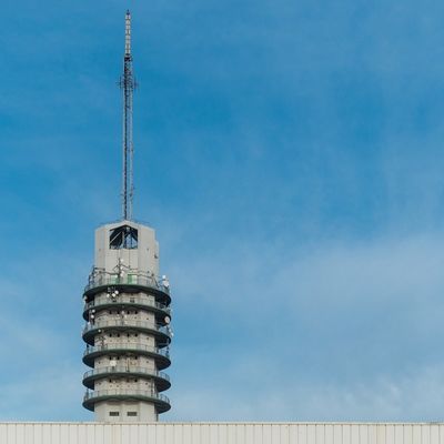 Torre de acero tubular de 3 patas en el techo