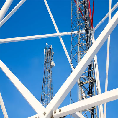 Torre de rejilla de pie libre de tres patas con ángulo de 60 grados de acero Telecom galvanizado torre de acero
