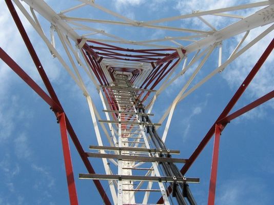 Torre de rejilla de pie libre de tres patas con ángulo de 60 grados de acero Telecom galvanizado torre de acero