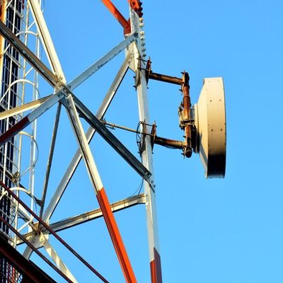 Torres de comunicación móvil angulares de acero de 36 m 4 piernas / mástil de antena autoportante