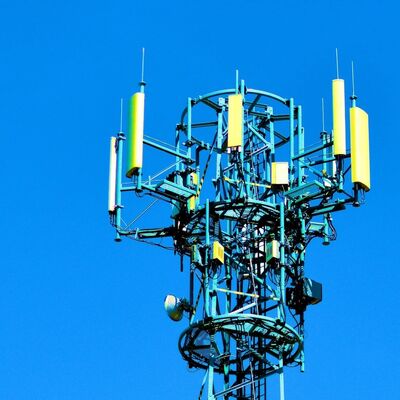 Inmersión en caliente de 3 patas de acero angular de acero galvanizado de señal 4G al aire libre de cobertura urbana Torre de comunicación de telecomunicaciones
