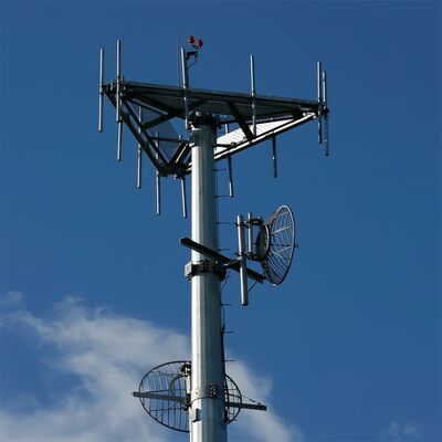 Torre monopolar, torre de telecomunicaciones construida con aceros de bajo y alto límite elástico, con código de diseño EN 1991-1-4 y EN 1993-3-1 para rendimiento.