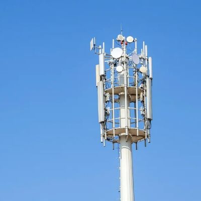 Torre monopolar, torre de telecomunicaciones construida con aceros de bajo y alto límite elástico, con código de diseño EN 1991-1-4 y EN 1993-3-1 para rendimiento.