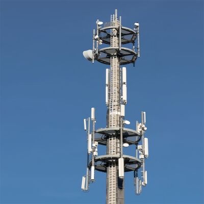 Torre monopolar, torre de telecomunicaciones construida con aceros de bajo y alto límite elástico, con código de diseño EN 1991-1-4 y EN 1993-3-1 para rendimiento.