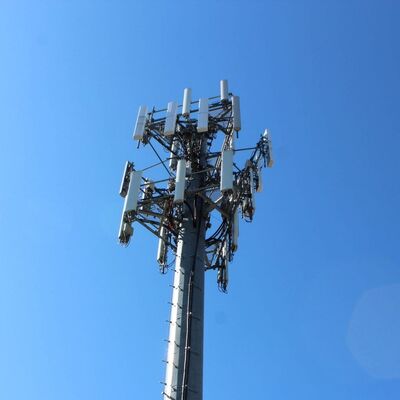 Torre monopolar, torre de telecomunicaciones construida con aceros de bajo y alto límite elástico, con código de diseño EN 1991-1-4 y EN 1993-3-1 para rendimiento.