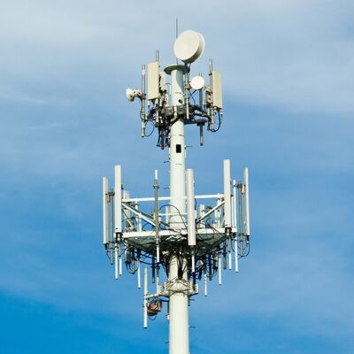 Torre monopolar, torre de telecomunicaciones construida con aceros de bajo y alto límite elástico, con código de diseño EN 1991-1-4 y EN 1993-3-1 para rendimiento.