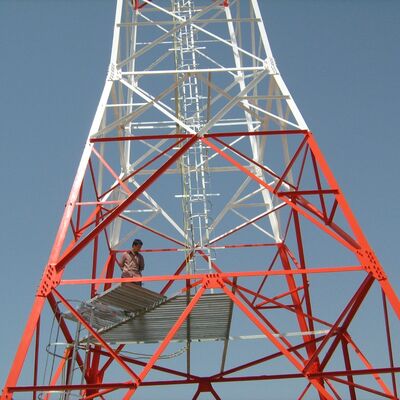 Torre angular de acero de 4 patas resistente al viento, construida con grados de acero y diseñada para minimizar la deflexión en condiciones climáticas extremas