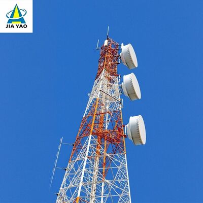 Torre de acero angular de 4 patas diseñada para cumplir con los estándares ANSI TIA y EN, que ofrece soporte para proyectos de infraestructura de telecomunicaciones y energía