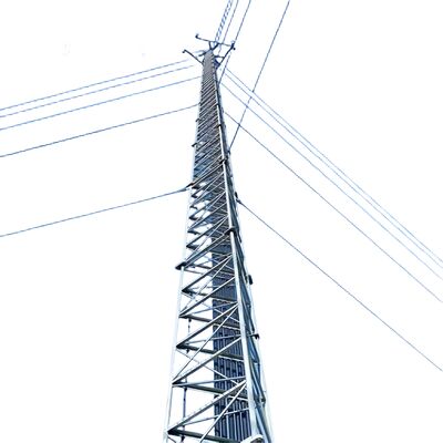 Torre robusta de cables de acero diseñada para soportar condiciones de viento adversas, con acero de alta resistencia y pernos y tuercas con certificación ISO.