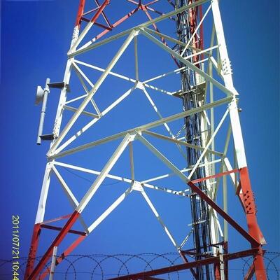 Torre de acero angular de 3 patas, torre de comunicación inalámbrica triangular con grados de acero estructural que incluyen la serie ASTM A36
