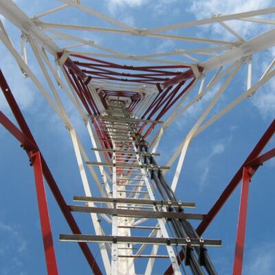 Torre de acero angular de 3 patas, torre de comunicación inalámbrica triangular con grados de acero estructural que incluyen la serie ASTM A36