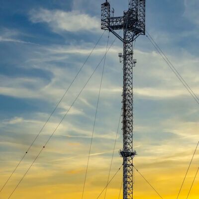 Torre de alambre galvanizado construida a partir de grados de acero estructural incluyendo ASTM A36 y EN10025 S355JR para una resistencia y durabilidad superiores