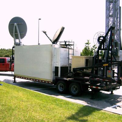 Camión móvil montado Telescópico de acero galvanizado 15 20 25 30M 5G 4G Wifi Torre de comunicación sobre ruedas