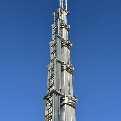 Torre telescópica de trabajo pesado con desviación vertical inferior a uno por mil ofreciendo rendimiento para tareas de comunicación e iluminación