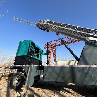 Torre telescópica de trabajo pesado con desviación vertical inferior a uno por mil ofreciendo rendimiento para tareas de comunicación e iluminación