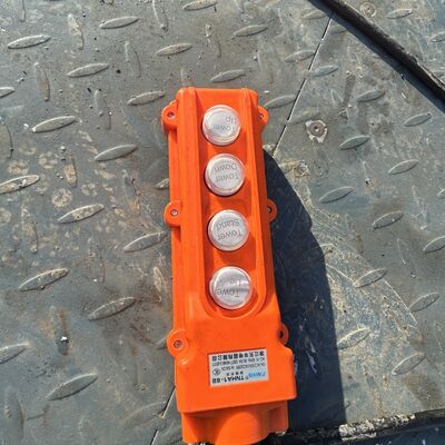 Torre telescópica de trabajo pesado con desviación vertical inferior a uno por mil ofreciendo rendimiento para tareas de comunicación e iluminación