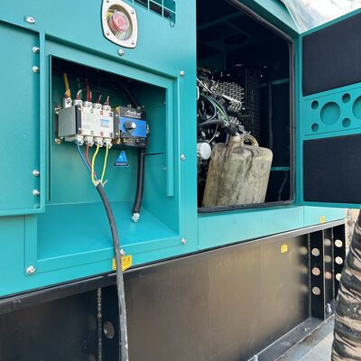 Torre telescópica de trabajo pesado con desviación vertical inferior a uno por mil ofreciendo rendimiento para tareas de comunicación e iluminación