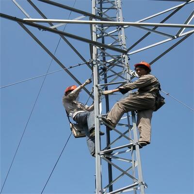 Torre de cable de acero arriostrado diseñada con opciones de acero dulce y acero de alta resistencia para satisfacer diversos requisitos de ingeniería