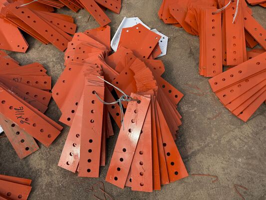 Torre de acero angular de 3 patas Torre de comunicación inalámbrica triangular con múltiples plataformas operativas y pararrayos para la seguridad