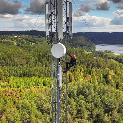 Torre de cable arriostrado fabricada con grados de acero Q235C Q355C S235J0 S355J0 que proporcionan una excelente tenacidad y durabilidad