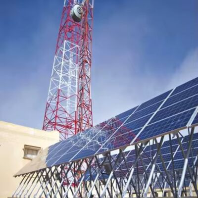 Torre de antena de energía solar galvanizada autosuficiente 20 30 los 40M 4G 5G del palo de las telecomunicaciones de la rejilla