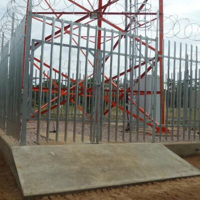 Torre de antena de energía solar con el palo galvanizado autosuficiente de 20 30 los 40M 4G 5G del almacenamiento de energía