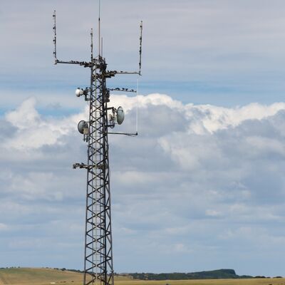 15 25 35M señal múltiple 3 patas tubulares de acero galvanizadas autosuficientes al aire libre 5G 4G Wifi Radio Torre de telecomunicaciones