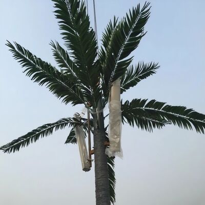 Torre Biónica de Árbol con apariencia arbórea que presenta ramas y troncos de fibra de vidrio para una integración paisajística perfecta