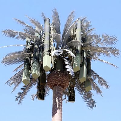 Torre Árbol Biónico equipada con pernos y tuercas de grado 4.8, 6.8 y 8.8 que cumplen con las normas ISO 898-1 para un ensamblaje seguro