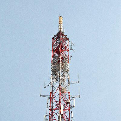Torre tubular de acero de 35M resistente a la intemperie de 3 patas diseñada para instalaciones de telecomunicaciones, microondas, observación y monitoreo
