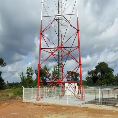 Torre tubular de acero de 35M resistente a la intemperie de 3 patas diseñada para instalaciones de telecomunicaciones, microondas, observación y monitoreo