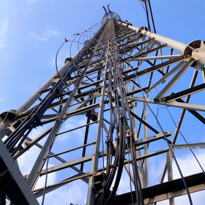 Torre de acero tubular de 3 patas de alta resistencia de 45 m con alta resistencia al impacto adecuada para torres de seguridad y microondas de telecomunicaciones