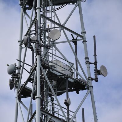 Torre de acero tubular de 3 patas de alta resistencia con tratamiento superficial galvanizado en caliente para una infraestructura de telecomunicaciones duradera