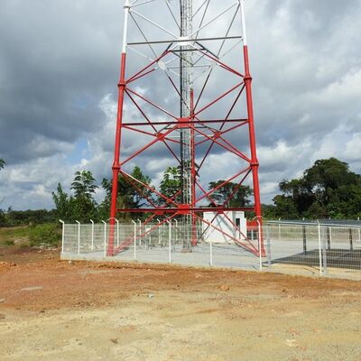 Torre de acero tubular de 3 patas de calibre pesado con acabado galvanizado en caliente para mayor resistencia a la corrosión en exteriores