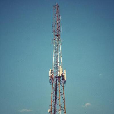 Long Life Torre de acero tubular galvanizado de 3 patas diseñado para aplicaciones de redes de microondas 5G 4G al aire libre